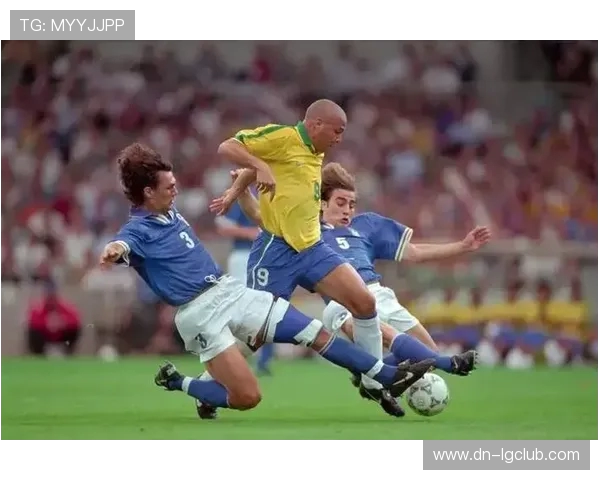 在街头偶遇足球巨星的那一刻 我与偶像的近距离接触与惊喜