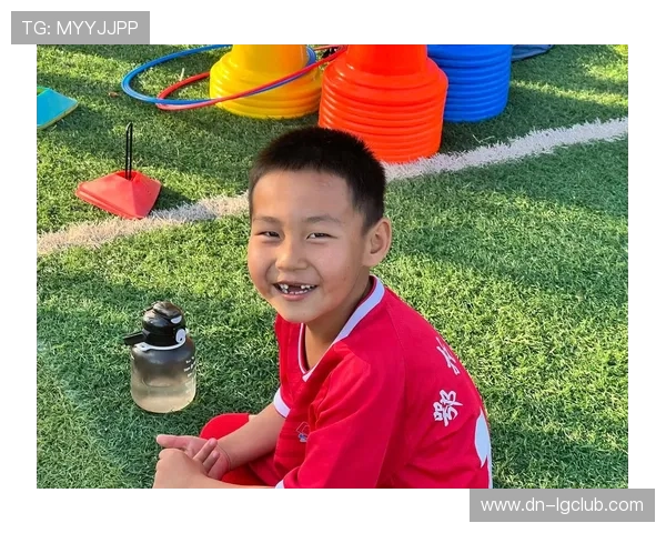 手指轻扣足球服瞬间定格比赛激情展现运动员专注与力量的完美结合