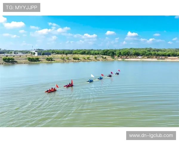 环江足球场纵深视野：探索绿色场地与水域交织的独特魅力